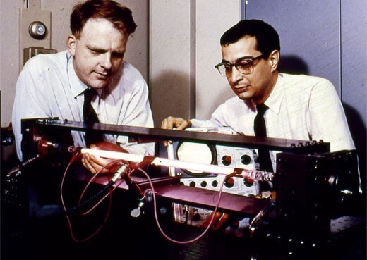 William Bennett y Ali Javan, inventores del láser de gas de helio y neón. Foto: Esteticamedica.info