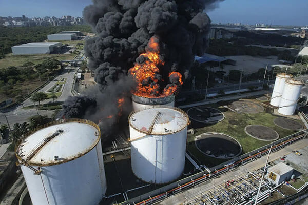 Incendio en tanque de almacenamiento de hidrocarburos