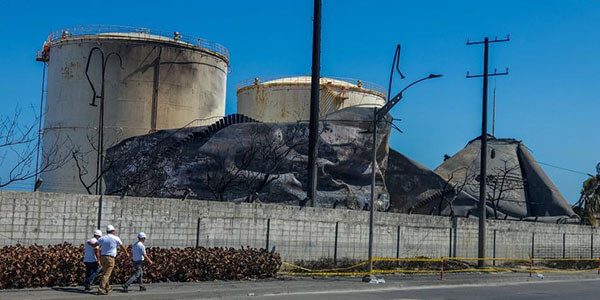 Tanque de almacenamiento dañado por incendio